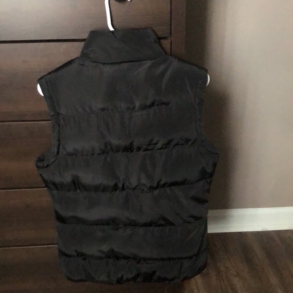 🪷 5/$10 🪷 Black puffer vest in great condition - Picture 2 of 3